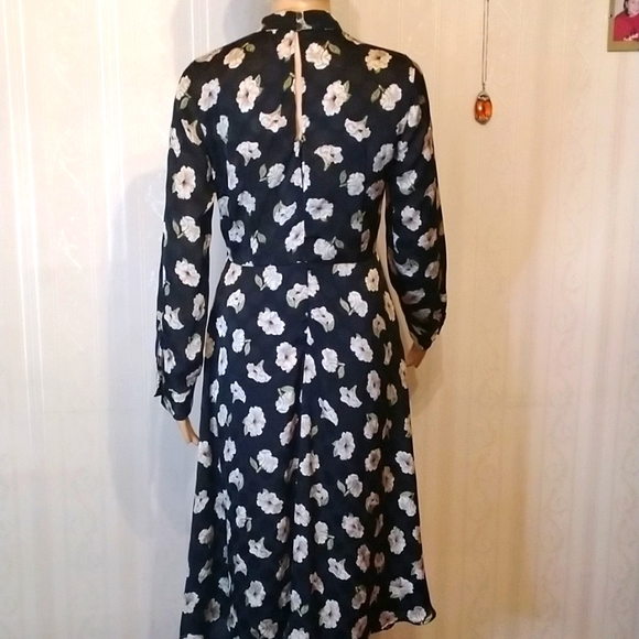 Flattering Zara 2 toned black flowered dress with collar and long button sleeves - Picture 10 of 12